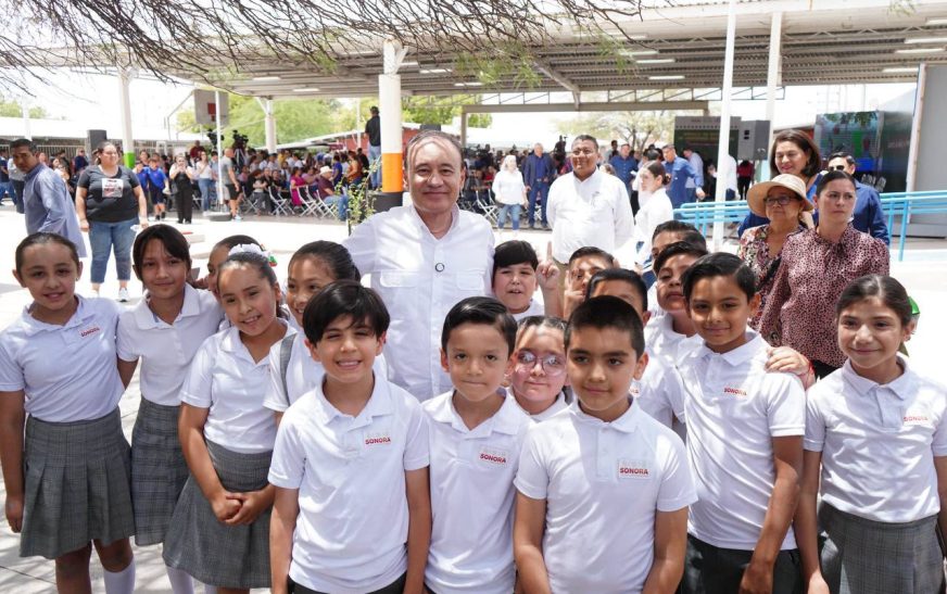 Da inicio el Gobernador Durazo con la entrega de uniformes escolares en Hermosillo